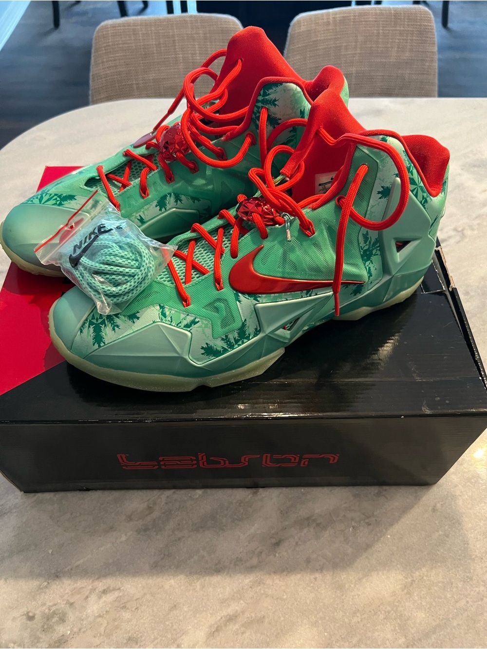 Lebron 11 Christmas/size 13